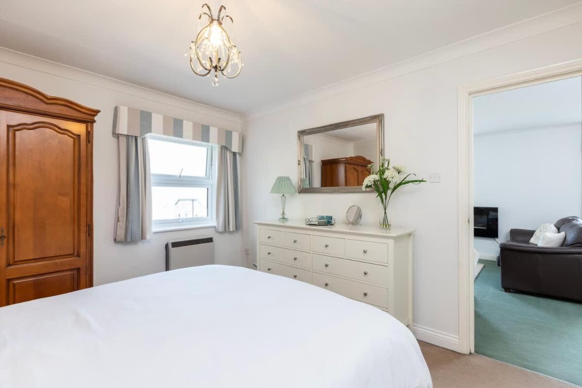 הוילה פאלמות' Fabulous High Street Townhouse With Stunning Views & Parking At 'Eagles Nest' מראה חיצוני תמונה