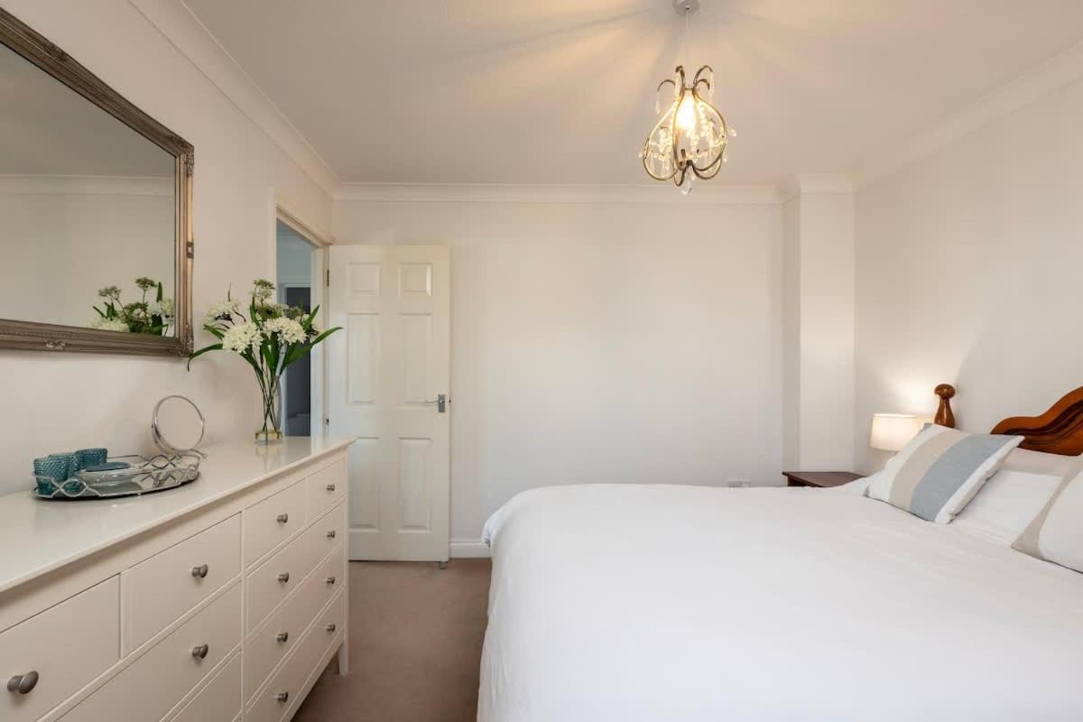 הוילה פאלמות' Fabulous High Street Townhouse With Stunning Views & Parking At 'Eagles Nest' מראה חיצוני תמונה
