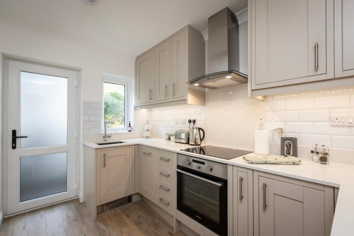 הוילה פאלמות' Fabulous High Street Townhouse With Stunning Views & Parking At 'Eagles Nest' מראה חיצוני תמונה