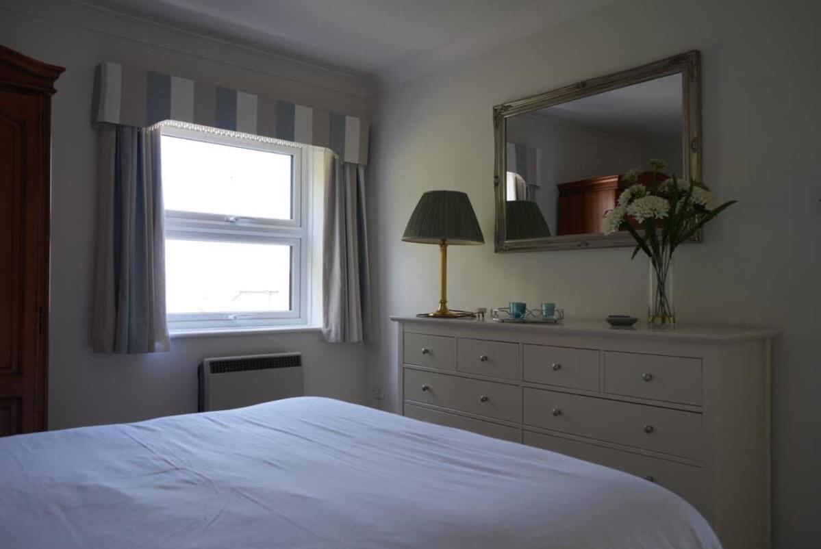 הוילה פאלמות' Fabulous High Street Townhouse With Stunning Views & Parking At 'Eagles Nest' מראה חיצוני תמונה