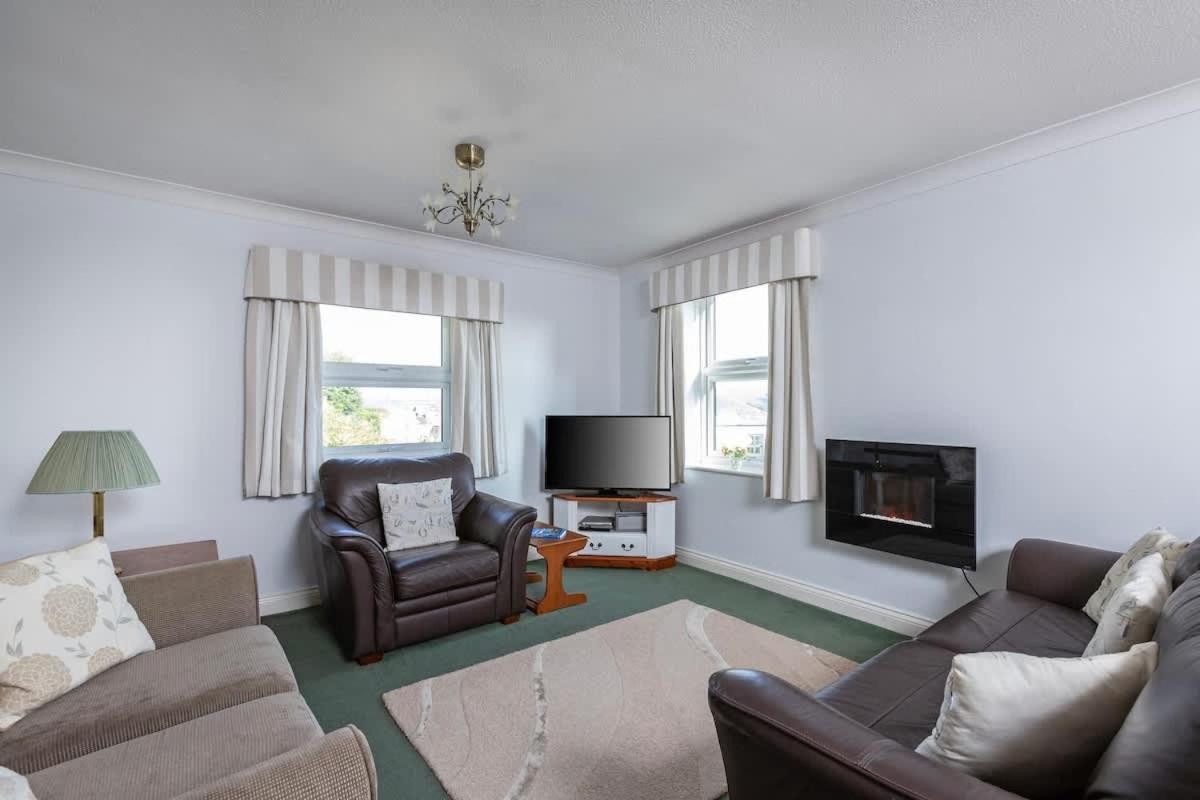 הוילה פאלמות' Fabulous High Street Townhouse With Stunning Views & Parking At 'Eagles Nest' מראה חיצוני תמונה